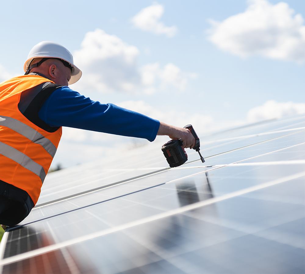 Plaatsing van zonnepanelen op het magazijn